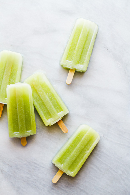 glamazontyomi:  sweetoothgirl:  Cucumber Mint Green Tea Popsicles    Summer treats await