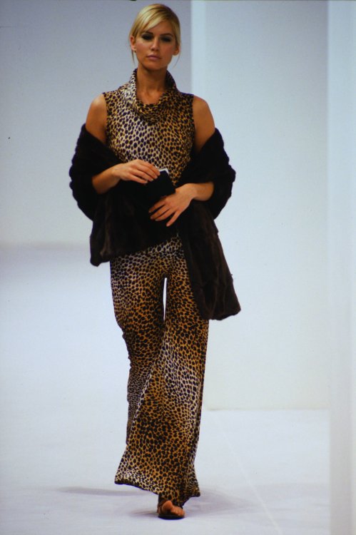 arianavscouture: Valeria Mazza - Dolce & Gabbana Ready-To-Wear Spring/Summer 1996.