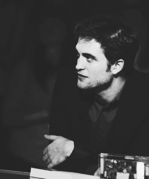 spunkhandsome:  ∟ 10/20 pictures in Black and White of » Robert Pattinson. 