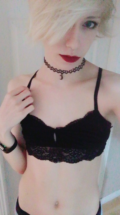 potentialghost: Selfies I took before today’s cam sesh! Was a lot of fun :3 99% of the lipstick got rubbed off on my fingers, guess I just can’t keep things out of my mouth   I’m the vampire queen >:3 wore fangs most of the show 