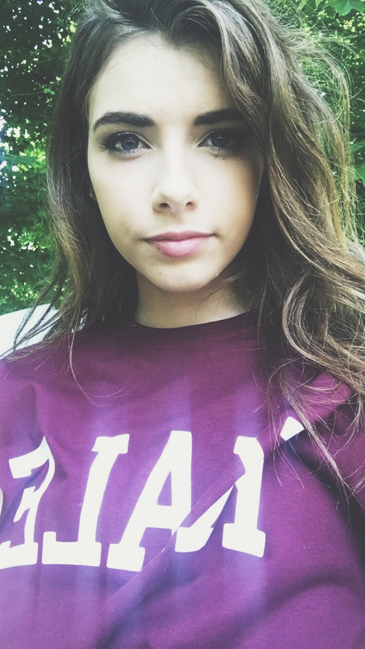girlswholikegirls:  Come check out my blog and say hi 😊  New friends would be