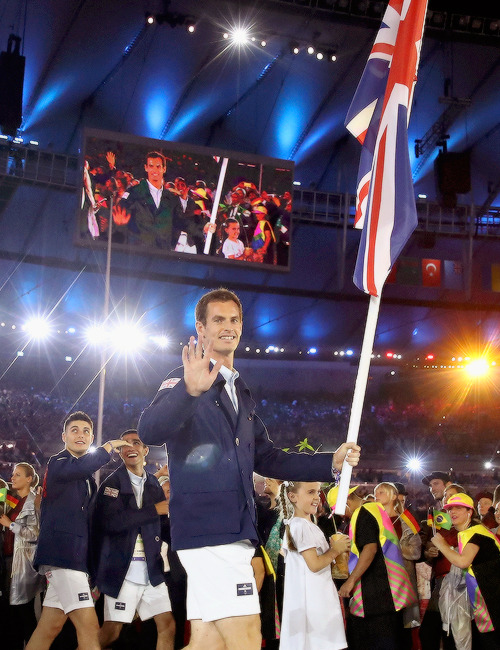 oliviergiroudd: Andy Murray of Great Britain carries the flag during the Opening Ceremony of the Rio