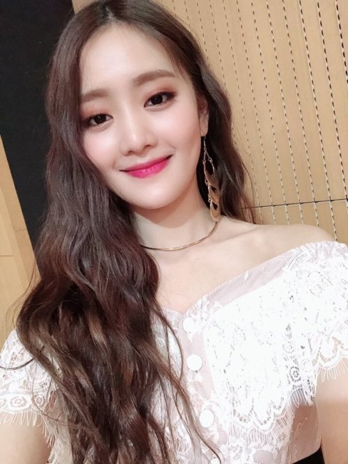 (G)i-dle's Twitter Update: "Like The Goddess Of Wind, (G)I-DLEs Pure White-look How Elegant Is Todays