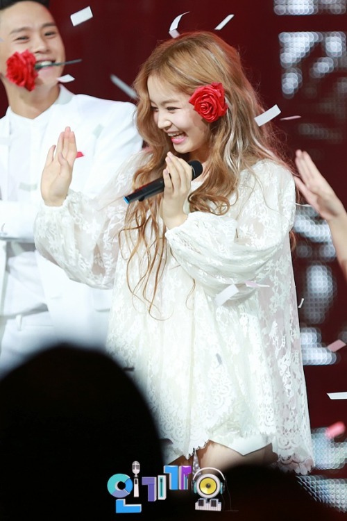 thepinkpopsicle:[Official Photo] Lee Hayi &amp; CL at SBS Inkigayo during Encore