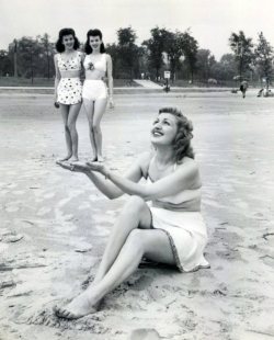 vintageeveryday: Cute forced perspective