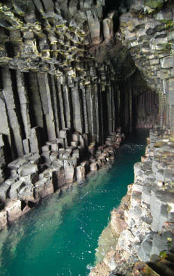 innerbohemienne:  Fingal’s Cave is a sea