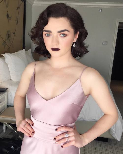 cutiemaisiewilliams:Maisie Williams getting ready for the SAG Awards