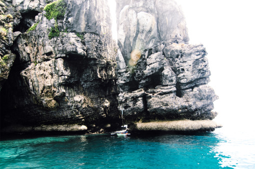 ne0nicecream:  Kayaking Phi Phi - IGoing left from Loh Dalum Bay - Ko Phi Phi Don, Thailand