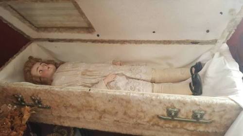 mybrokendolls:victorian coffin