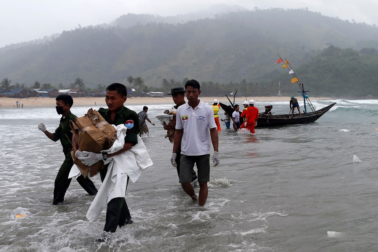 ACCIDENTE AEREO. Encuentran los primeros cuerpos de los pasajeros del avión desaparecido en Myanmar. La Fuerza Aérea de Myanmar confirmó que se hallaron restos del avión militar desaparecido este miércoles en las costas del sureste del país con 116...