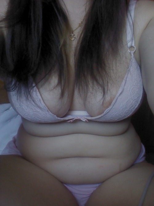 chubby-bunnies:Finally accepting my curves <3You should, you’re beautiful <3