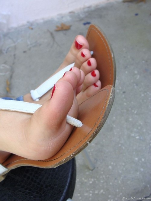 pretty-feet-elektra:  Toe fetish pictures and foot fetish page
