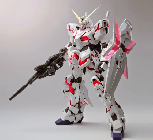 Perfect Grade Gundam Unicorn What a mind-blowing piece of beauty - and those beautifully detailed le