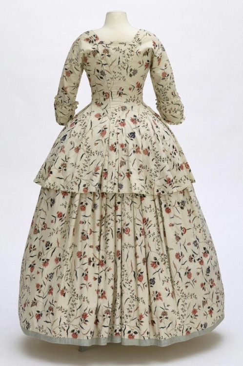lookingbackatfashionhistory: • Caraco and petticoat. Place of origin: England Date: ca. 1770-17