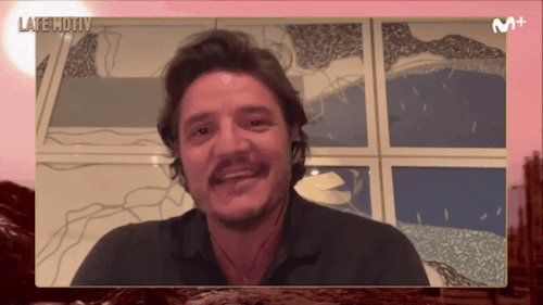 themandadlorianbod:pascalsky:Pedro Pascal on Late Motivhe was so cute here