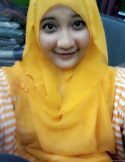 curicuripicbini:  bugildo:  cewe hijab chubby manis pamer tetek http://fotobugil48.com/  Nk nok