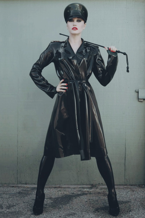 kobikiyama: Syren Latex / Military Trench Coat Model: Lada Nikolska