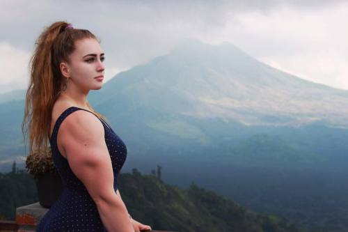 zimbo4444: ..Julia Vins..teen muscle beauty.. ..stats: 5′4″ tall..143 lbs..bench..235 lb..squat &am