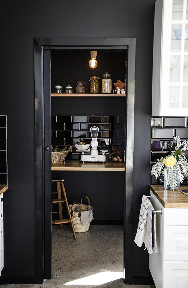 this black pantry is so cool! / thecountryphiles