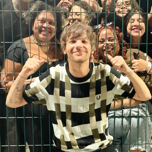 dailytomlinson:Louis with fans after the show in Rio - 27.02
