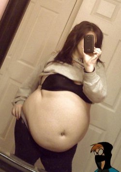 fatgirlbellylover:  jigglebellylover:  Selfie Belly by Codaman  So good!  Fat bellies are AWESOME! :D    