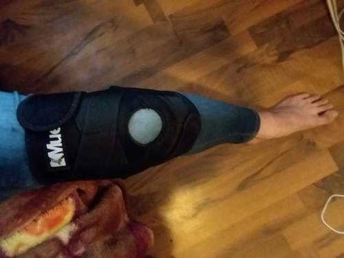 mydark-shadows83: New brace cuz my knee has been bending backwards