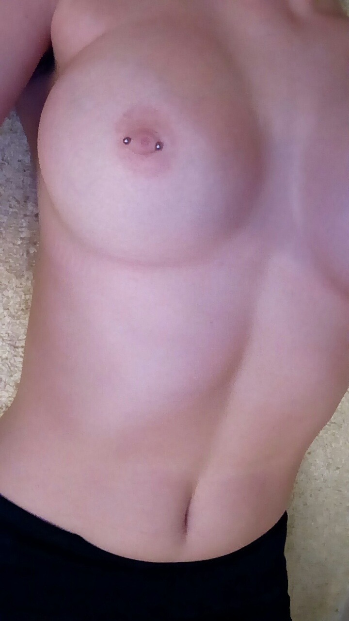 american-cream-pie:  Feeling like a pale princess tonight 👑 