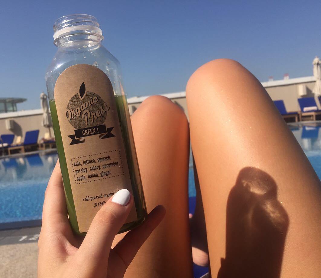 Perfect sunny and healthy afternoon by the pool with @organicpressdubai 🍏🍋☀️