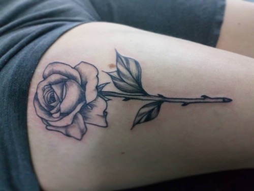 Thigh Rose for the lovely chloe from a few days ago. I love this style so much! . . #tattoo #tattooa