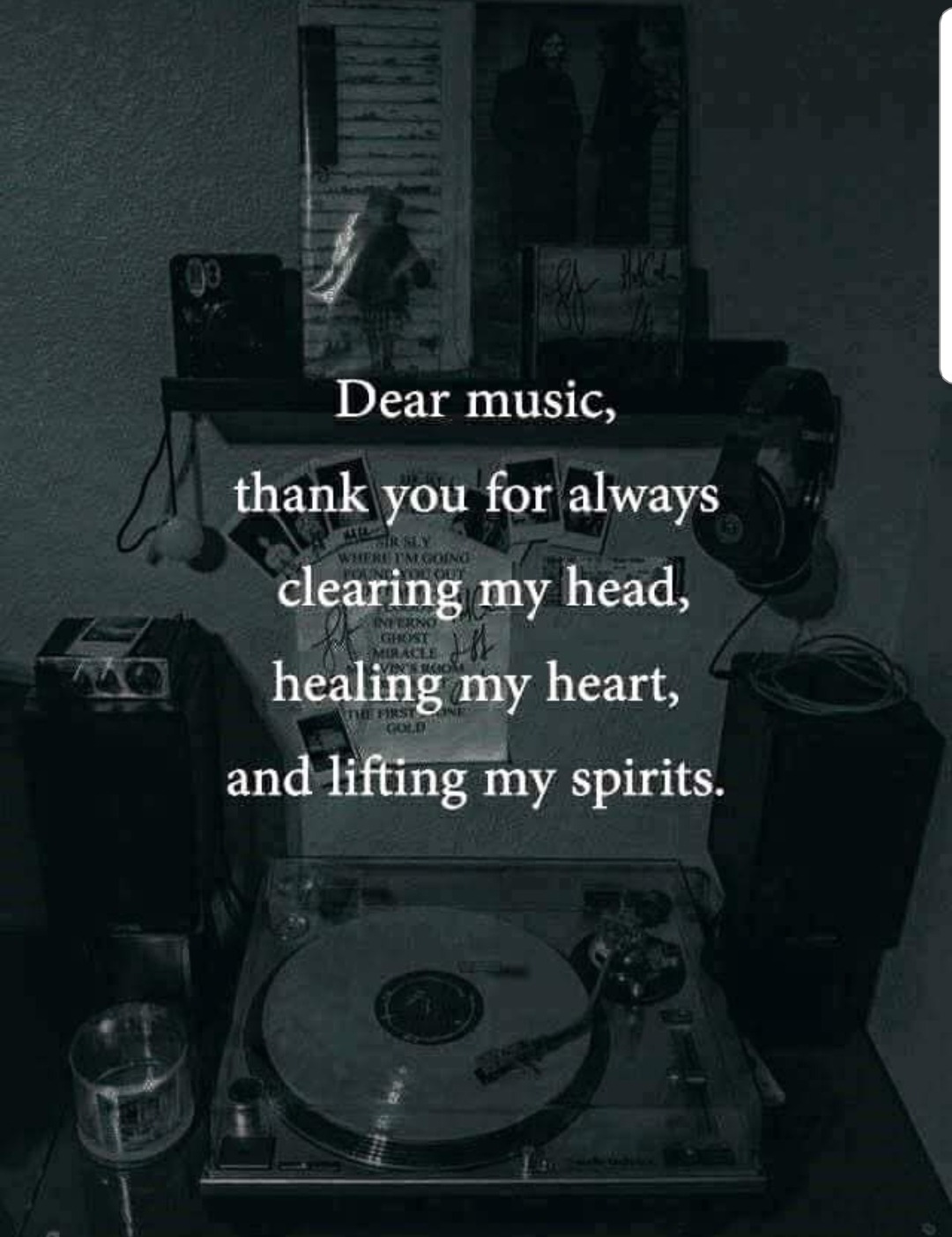 redgarterssubmissive:  tapout04:It’s amazing what music can doAnd when he plays.