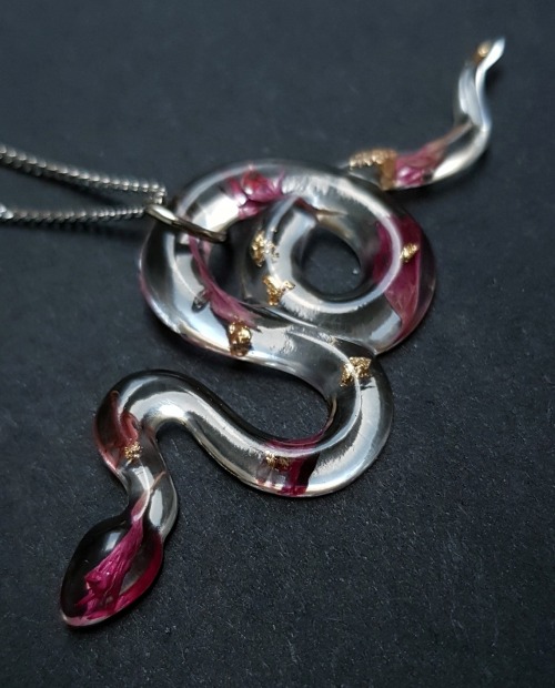 sosuperawesome:Resin Snake JewelrySilver and Moss on Etsy