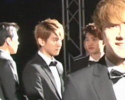 exothy:  Baek gettin D.O’s attention while Chen was talking/flerting to the camera ♥ 