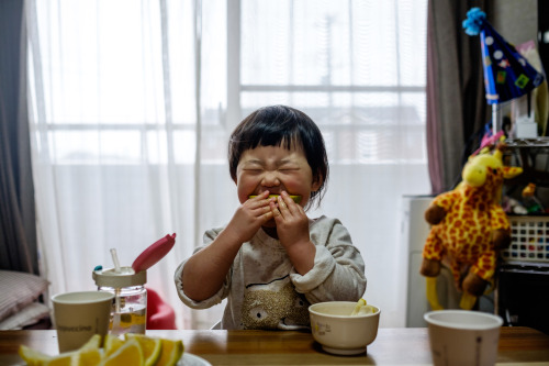 Konatsu 2 years and a half old eat an orange. Despite that her parents are both Japanese citizens th