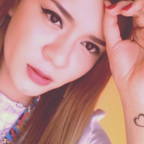 melwantsalokihug:   2013 selfies  Mel you need to post 9 selfies every day.