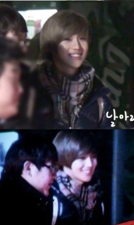 justanother2minshipper:  So Tae,  that scarf you always carry in cold days, it is