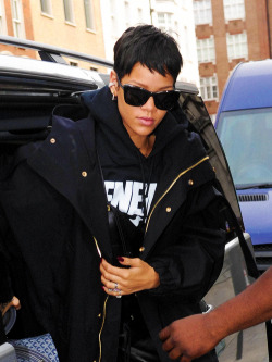  Rihanna arriving at her hotel in London