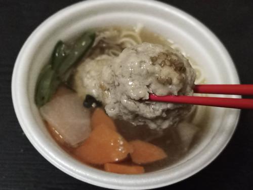 udonangya: ファミマのお母さん食堂の、根菜入りつくねの和風スープにうどん。 Japanese-style soup with meatballs and udon noodles.