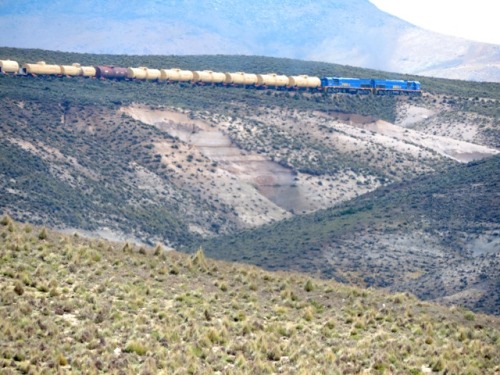 Peru Rail tren de carga cerca de Puerta de la Raya - 4.313 m (14.150′), Puno, 2017.The former Ferroc