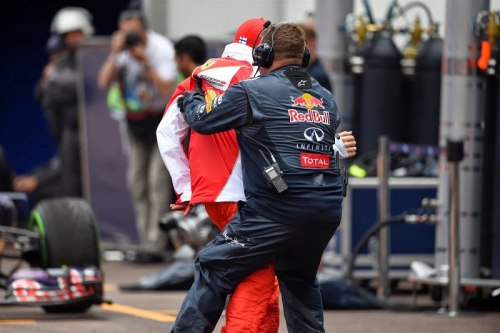 teandkimi:alterord:Kimi Raikkonen saved by Red Bull mechanic Nigel Hope.Apparently, Kimi was waving 