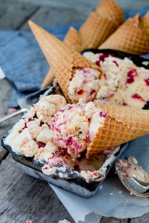 sweetoothgirl:    NO-CHURN PASSIONFRUIT RASPBERRY PAVLOVA ICE CREAM   