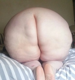 wickedlywenchy:  bbw-daily:     There’s my big ol butt:-) 