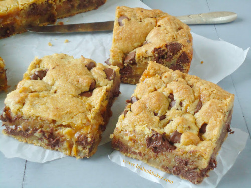 dropdeaddelicious:  thecakebar:  Salted Caramel Chocolate Chip Cookie Bars  x 