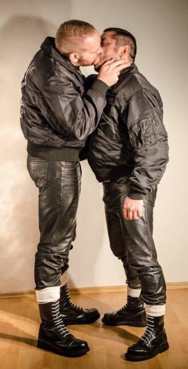 londonirish1: ulrixstuff: yoshi11115:  So schmecken Kerle YEAH fuck   Sexy guys in leather kissing