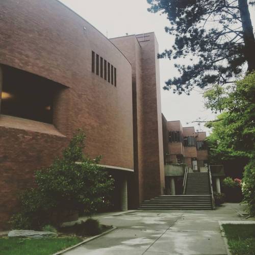 Kinda dig the architecture of this county building (en Skagit County Superior Court)