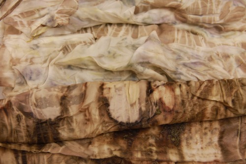 The summer is here and I take a summer course in experimental natural dyeing at Stenebyskolan. Some 