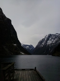 nuxieta:  Gudvagen kai. Gudvangen is a village in  Sogn og Fjordane county, Norway. It is a popular tourist destination and is located at the end of the Nærøyfjord where the Nærøydalselvi river empties into the fjord.  #livfjordly