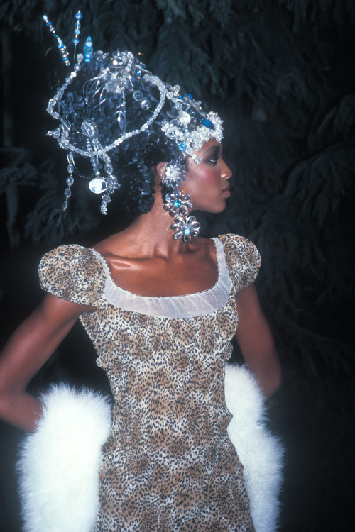 celebritycokenose:  Naomi Campbell @ Givenchy Fall/Winter, 1996 Haute Couture