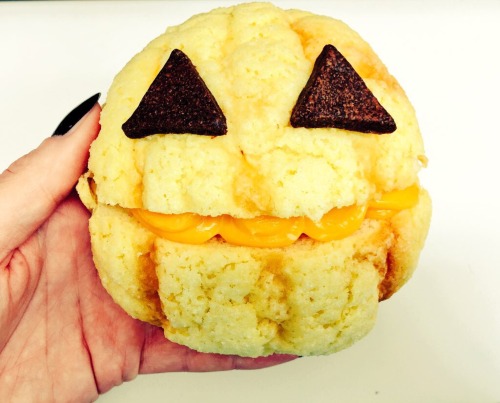 Halloween pumpkin cream melon pan!