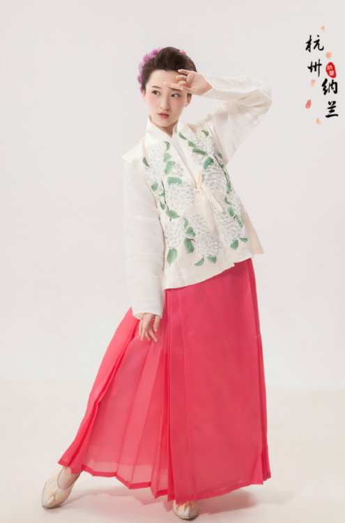 Traditional Chinese fashion | Ming dynasty fashion by 春来古风