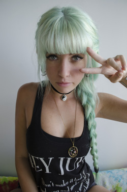 prettyfullgirls:  official-dollswithdye:dollswithdye